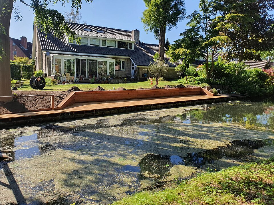 Houten beschoeiing